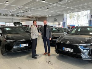 Tällä viikolla olemme luovuttaneet jopa 30kpl uusia Toyota bZ4X -täysähkömalleja asiakkaille. Tässä Jere Hoikka sai juuri avaime...